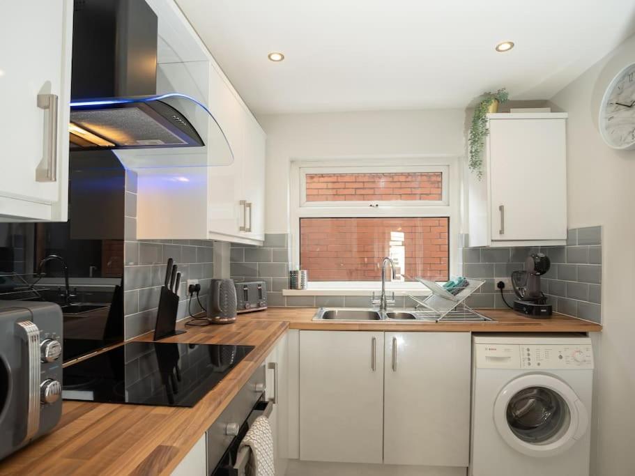 Cozy Townhouse, Walking Distance To Belfast