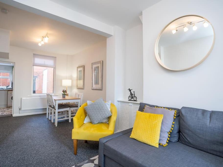Cozy Townhouse, Walking Distance To