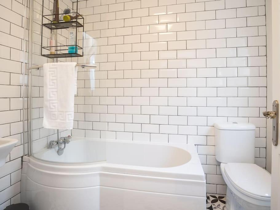 Cozy Townhouse, Walking Distance To Holiday home