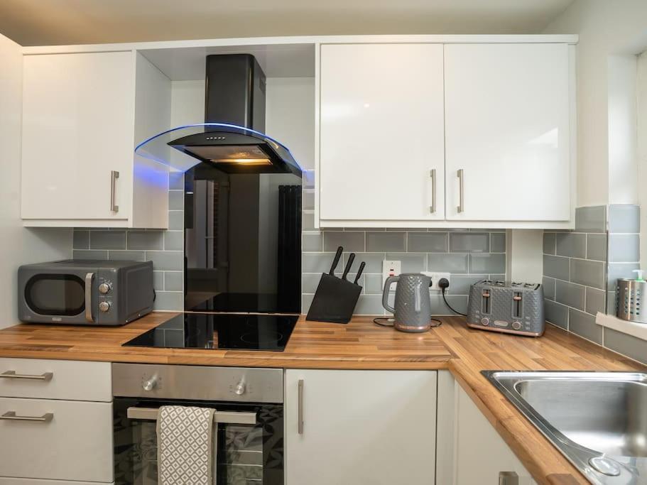 Cozy Townhouse, Walking Distance To *