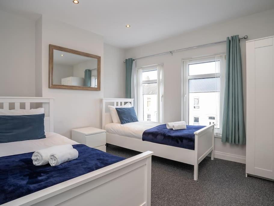 Cozy Townhouse, Walking Distance To