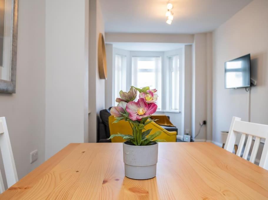Cozy Townhouse, Walking Distance To Belfast